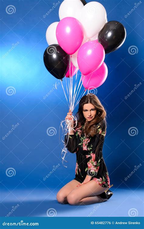 jeune femme avec les ballons multicolores photo stock image du ballons fond 65482776