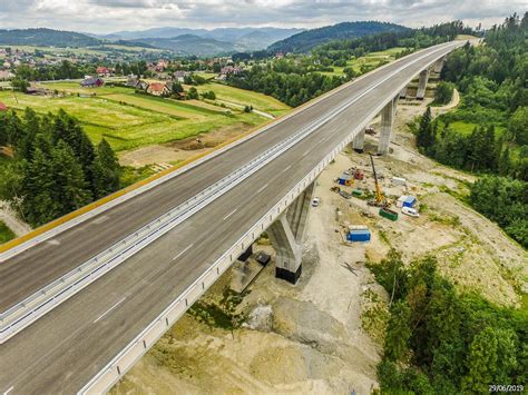 Tym samym zniszczony został tunel dla pieszych i tunel samochodowy pod zakopianką oraz podpora mostu, którym jeździmy do suchego. Zakopianka będzie wyglądała jak droga przez Alpy ...