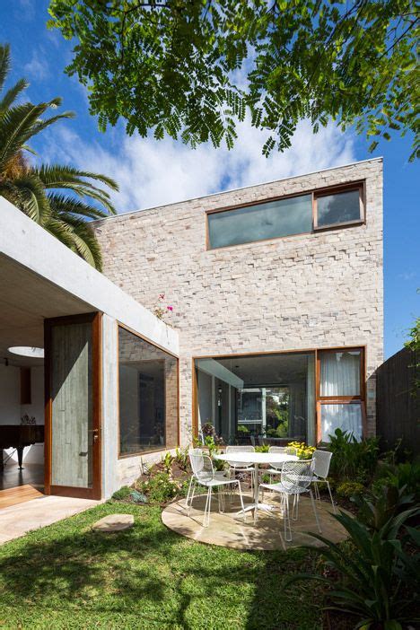 Courtyard House By Aileen Sage Architects Textured Bricks Courtyard