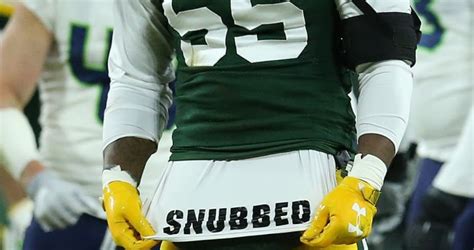 Snubbed Zadarius Smith Makes Point With His Shirt After Sack During