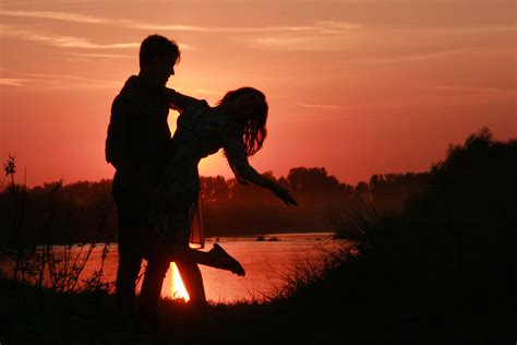 15 Pictures Of Love Couples At Sunset Couple Sunset Wallpapers