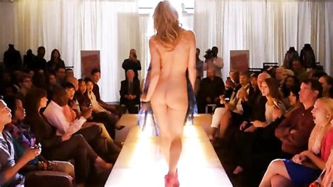 Leslie Bibb Gets Naked On The Fashion Runway Voyeurstyle