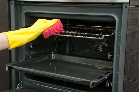 5 Signs That You Need To Clean Your Oven