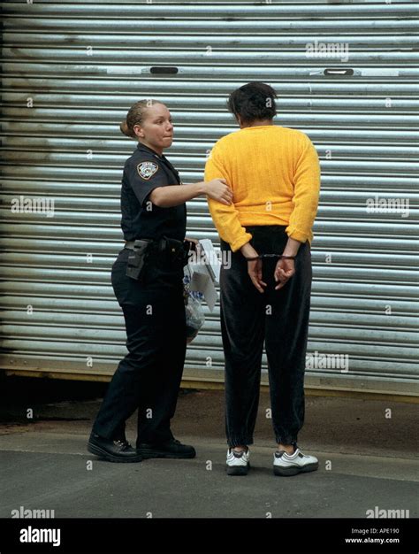 Eine Polizistin Nypd Begleitet Ein Gefangener In Zentralen Bookling