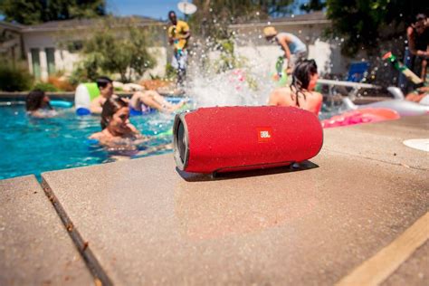 7 caixas de som resistentes à água para usar na praia ou piscina