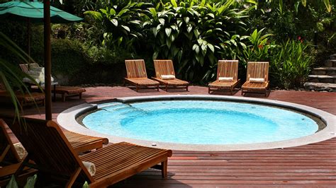 Freuen sie sich über erfrischende entspannung in der warmen jahreszeit oder über wohltuende wärme und perfekte massage im herbst und winter. Außenwhirlpool als himmlischer Luxus für Garten und Terrasse