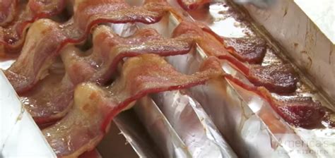 Oven Bacon Hack Uses A Rack Made Of Folded Foil To Keep Bacon Crisp