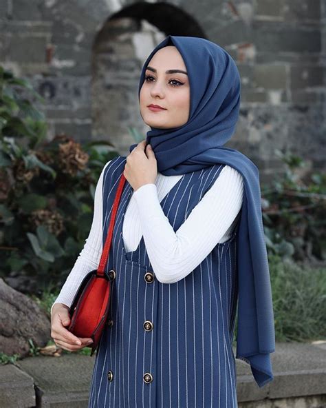 Exhibe en hijab sur le balcon. tarafından H I J A B görüntüsü | Moda stilleri, Başörtüsü modası, Türban kıyafetler