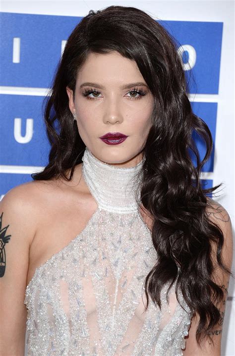 Singer halsey showed what her real hair looks like after a year of wearing wigs. Everyone's Loving Halsey's Long Hair