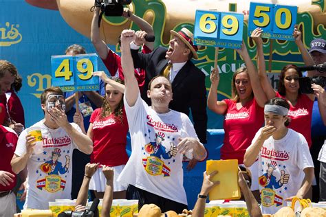 Joey Chestnut Wins Twinkie Eating Contest By Devouring 121 Cakes In 6