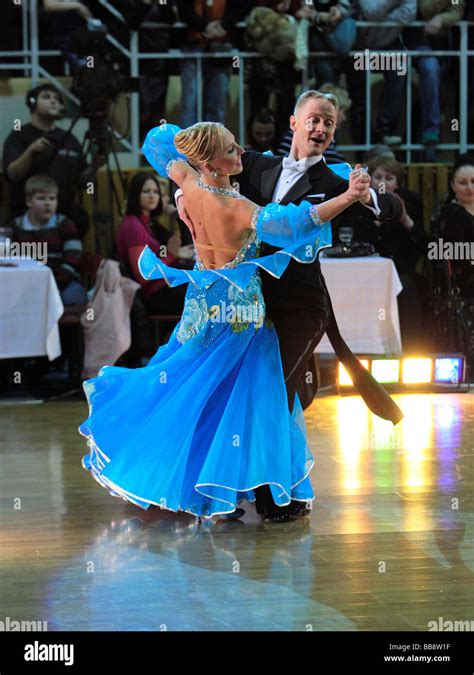 Professional Ballroom Dancers Dancing Stock Photo Alamy