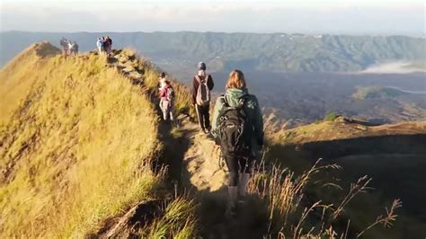 Kejadian yang berlangsung di sebiah gunung yang teletak di gunung batur bali ini membuat heboh seisi media sosial. Mount Batur Sunrise Trek - YouTube