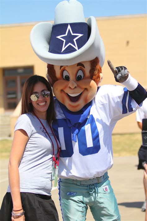 Cowboys060 Dallas Cowboys Mascot Rowdy Poses With A Teach Flickr