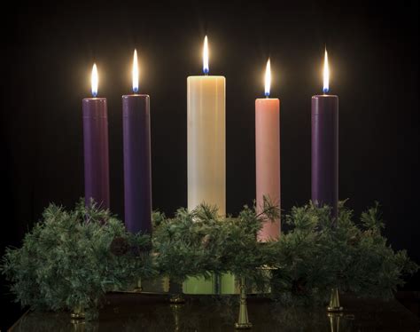 Qué significan los colores principales de las velas de Adviento