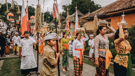 Balinese Traditional Clothes What You Need To Know Ubud Villas Rental