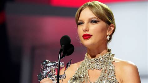How To Recreate Taylor Swifts Bedazzled Makeup From The 2022 Vmas