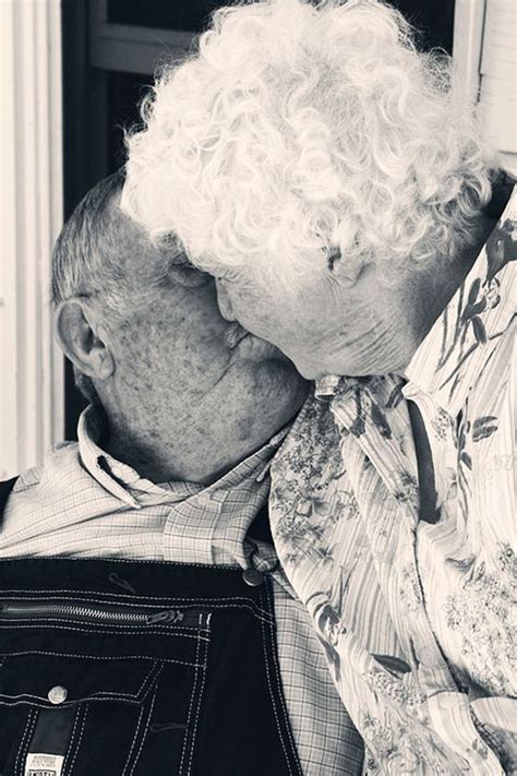 Időtlen szerelem - imádnivaló pillanatképek idős párokról | Old love, Old couples, Growing old