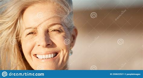 Cara De Una Hermosa Mujer Madura En La Playa Sonriente Anciana