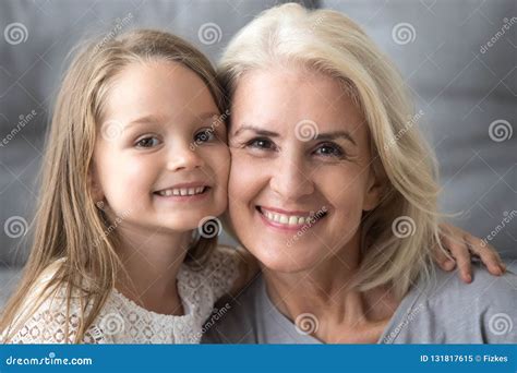 La Vieja Abuela Feliz Que Abrazaba Al Nieto Sonriente Que Miraba Vino