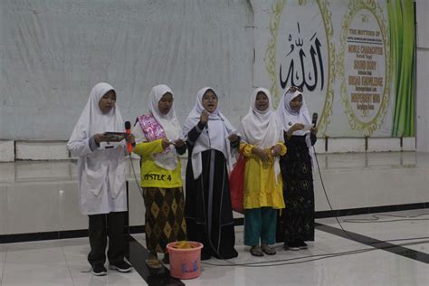 Kreasi Santri dalam Puisi Berantai, Lucu hingga Membuat Juri Terpingkal