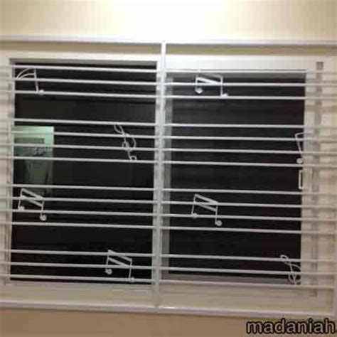 Teralis jendela dari bahan ini perlu perawatan khusus. Harga Teralis Jendela Besi Tempa Wates Kulon Progo - Madaniah™