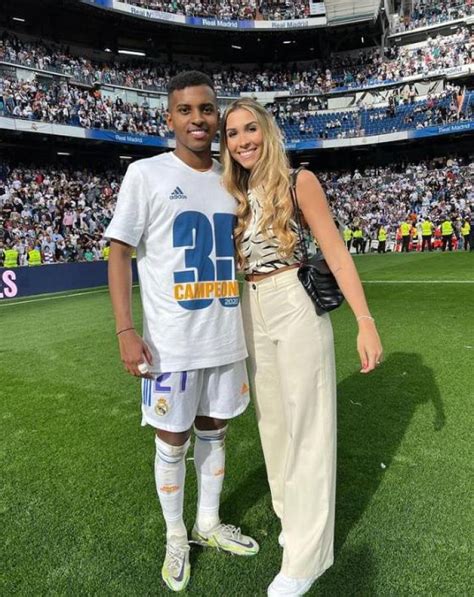 Las Novias De Los Cracks Del Real Madrid Deslumbran En El Bernabéu Besos Fotos Y La Novia De