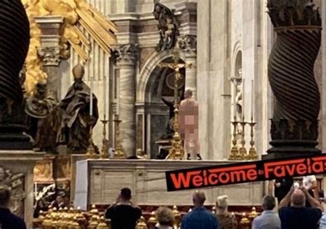 Hombre Se Desnuda En El Vaticano Para Protestar Por La Guerra De