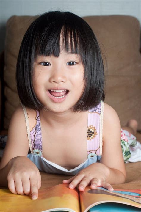 Asiatisches Kleines Mädchen Das Ihr Buch Liest Stockbild Bild von