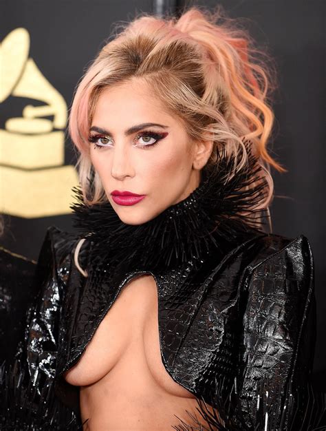 Pharell Williams V Magazine Emily Ratajkowski Lady Gaga Kostüm Paparazzi Bonnie Strange