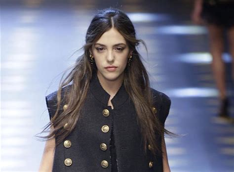 Rockys schöne tochter sistine rose stallone. Stallone-Tochter modelt in Männerklamotten