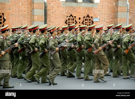 Soldados Del Ejército Vietnamita Marchando A Lo Largo De Las Paredes