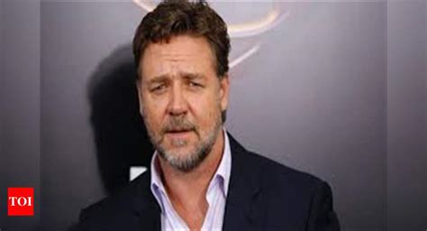 Russell Crowe Kisses Elizabeth Hurley On Tv Show Times Of India