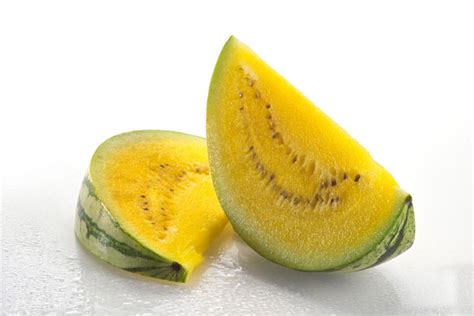 Cucumis melo) نبتة وخضاراً كروياً أو بيضاوية الشكل يختلف لونها من الأخضر إلى الأصفر إلى الأبيض، وتنتمي إلى الفصيلة القرعية، وهي سكرية المذاق وذات رائحة زكية. فوائد البطيخ الأصفر - ثقف نفسك