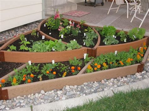 Although the traditional way is for the vegetables to be set out in long rows Simple Vegetable Garden Ideas for Your Living - Amaza Design