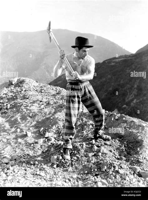I Am A Fugitive From A Chain Gang Paul Muni Date 1932 Stock Photo Alamy
