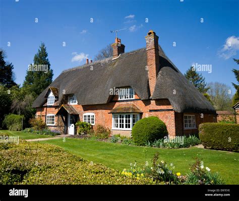 Pretty Thatched Cottage In The Hampshire Village Of Longparish