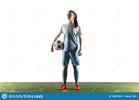 Position Femelle De Footballeur Avec La Boule Disolement Au Dessus Du Fond Blanc Photo Stock