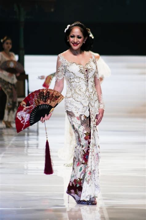 Model baju kebaya modern terbaru 2020/2021 untuk pesta pernikahan kebaya ini di desain oleh referensi berbagai model kebaya modern berbagai contoh model kebaya modern cocok buat. White Kebaya by Anne Avantie | Indonesia