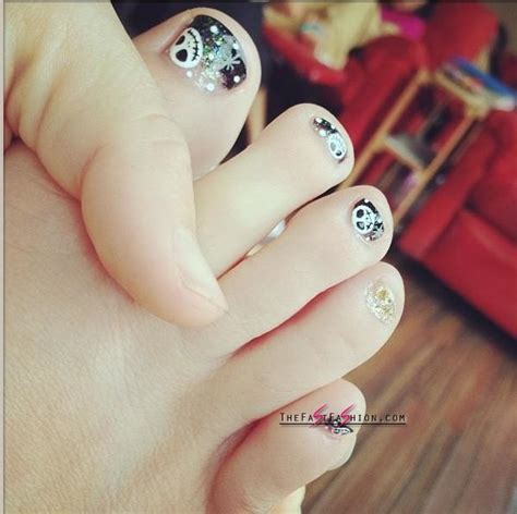 10 Awesome Halloween Toe Nail Art Designs For Horror Junkies