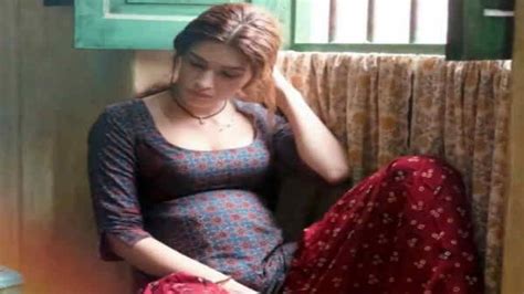 कृति सैनन की मिमि का फर्स्ट लुक जारी Mimi First Look Kriti Sanon As Surrogate Mother Hindi