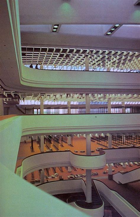 Raymond Moriyama Toronto Metropolitan Library 1977