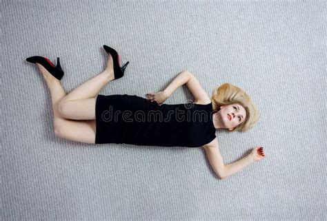 Bella Donna Morta In Vestito Nero Che Si Trova Sul Pavimento Fotografia Stock Immagine Di