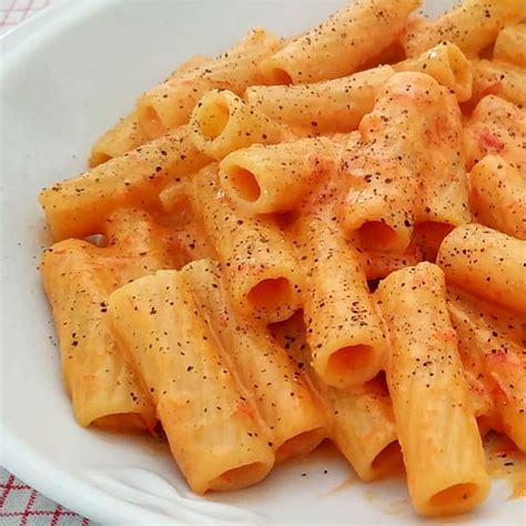 Rigatoni Con Crema Di Peperoni Lorto In Tavola