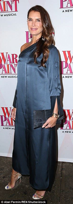 Brooke Shields Shows Off Leg In Blue Gown In New York Daily Mail Online