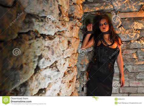 Goth Mädchen Geverkettet An Wand Stockfoto Bild Von Geverkettet Wand