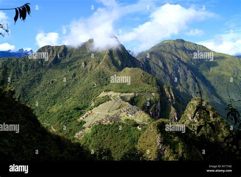 Une Vue Aérienne De La Citadelle Inca De Machu Picchu Vu De La Montagne