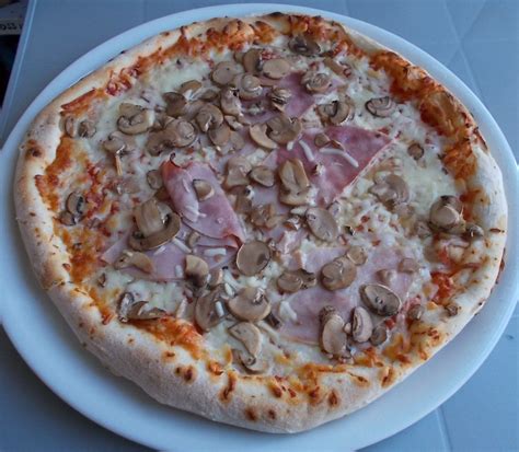 Gustavo Gusto Prosciutto e Funghi Pizza - BlogTestesser
