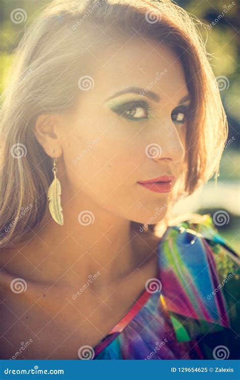Retrato Rubio Sensual Con Los Ojos Azules Grandes Sunkissed Wea De La