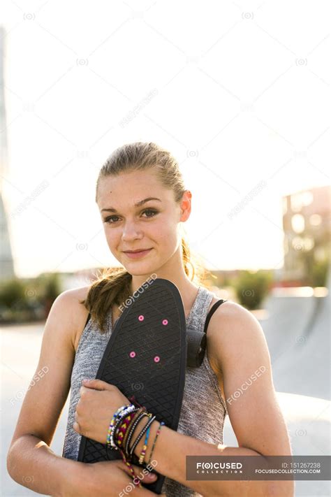 Teenage Girl Holding Skateboard — Teenager Skateboard Park Stock
