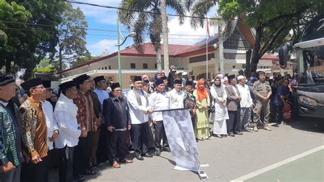Senyum Haru Keluarga Melepas Keberangkatan Rombongan Haji Kabupaten Agam Website Resmi